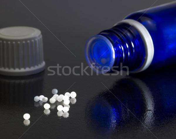 Foto stock: Pequeño · botella · abierto · azul · CAP · oscuro