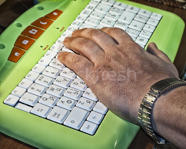 Edad masculina mano teclado portátil Foto stock © Pruser
