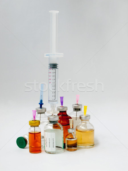Sticle medicină mare seringă gri spital Imagine de stoc © Pruser