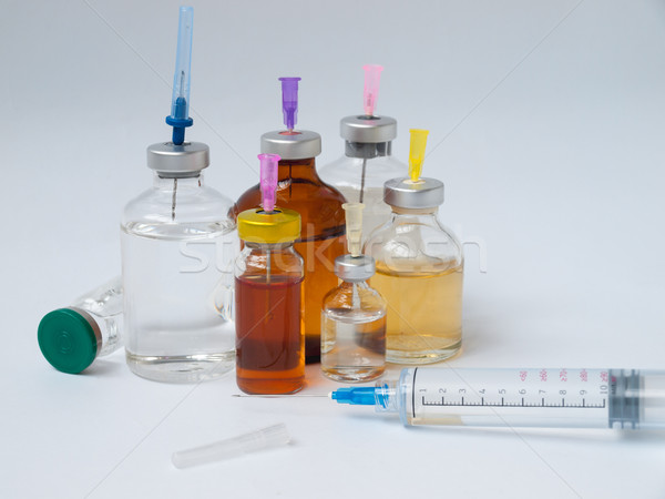 Sticle medicină mare seringă spital sticlă Imagine de stoc © Pruser