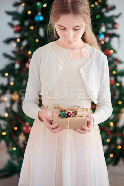 少女 クリスマス ギフト 着用 ピンク ストックフォト © przemekklos
