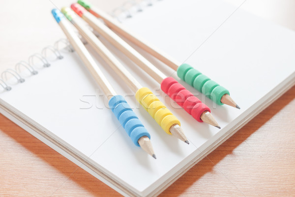 Stock foto: Bleistifte · öffnen · weiß · Notebook · Schreibtisch · hat