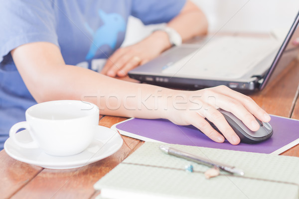 Vrouw werken laptop coffeeshop voorraad foto Stockfoto © punsayaporn