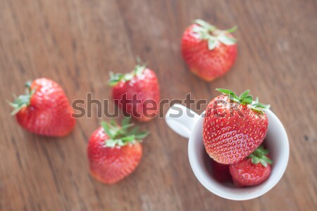 Frischen Erdbeeren Holztisch hat Foto Frühling Stock foto © punsayaporn