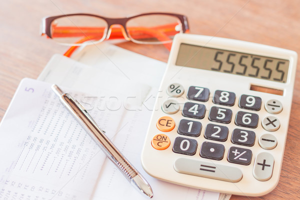 Werk station calculator pen bril voorraad Stockfoto © punsayaporn