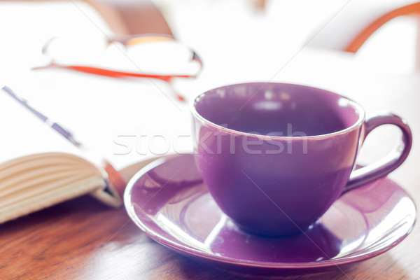 紫色 一杯咖啡 木桌 股票 照片 紙 商業照片 © punsayaporn
