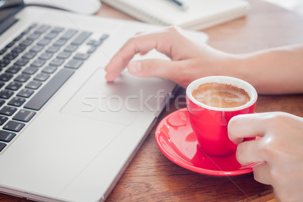 紅色 一杯咖啡 記事本 筆記本電腦 股票 照片 商業照片 © punsayaporn