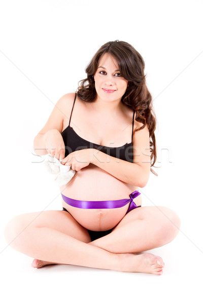 Jóvenes hermosa mujer embarazada jugando zapatos de bebé largo Foto stock © pxhidalgo