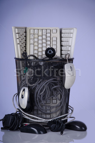 Complet Coşul de gunoi folosit calculator cabluri laptop Imagine de stoc © pxhidalgo