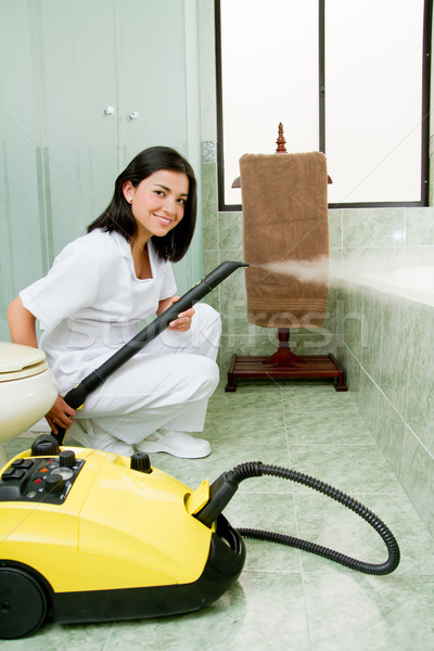 Jeune femme vapeur nettoyage salle de bain femme jeunes [[stock_photo]] © pxhidalgo