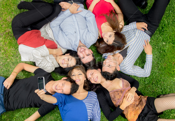 Grupo hispanos amigos toma Foto mujer Foto stock © pxhidalgo
