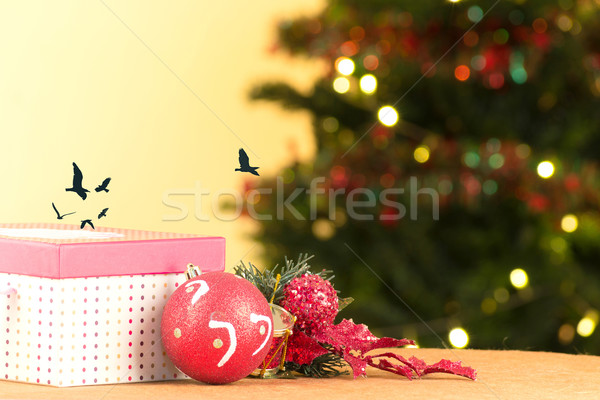 Foto stock: Rojo · Navidad · caja · de · regalo · adornos · árbol · aves