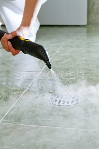 Mujer limpieza fuga bano vapor manos Foto stock © pxhidalgo