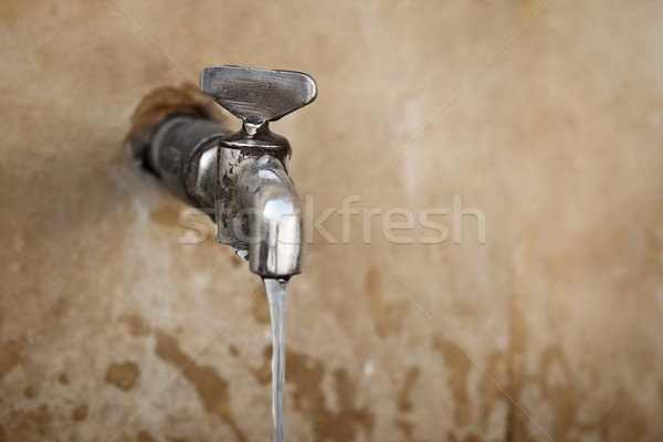 Eski su musluğunu beton duvar Metal pas Stok fotoğraf © pzaxe