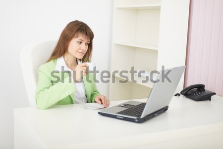 Mujer pistola pantalla del ordenador portátil belleza mesa Foto stock © pzaxe