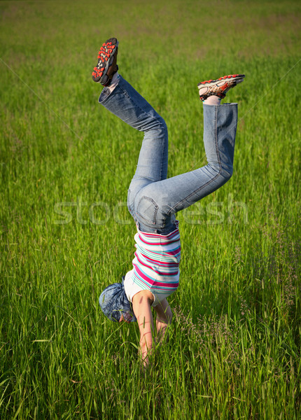 Funny dziewczyna patrząc stracił rzeczy trawy Zdjęcia stock © pzaxe
