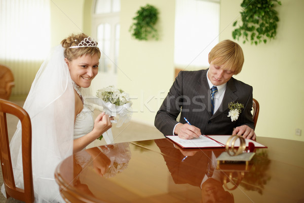 Registratie huwelijksceremonie bruid bruidegom tabel papier Stockfoto © pzaxe