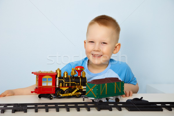 Stockfoto: Jongen · spelen · speelgoed · spoorweg · weinig · gelukkig