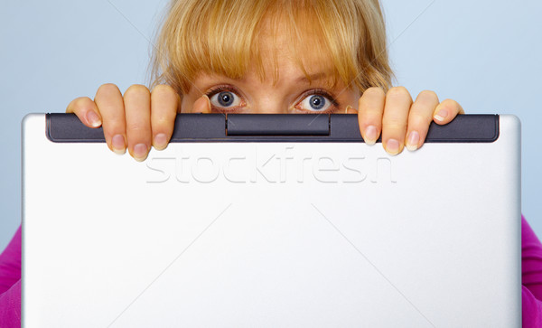 Mujer culpable detrás ordenador asustado pantalla del ordenador Foto stock © pzaxe