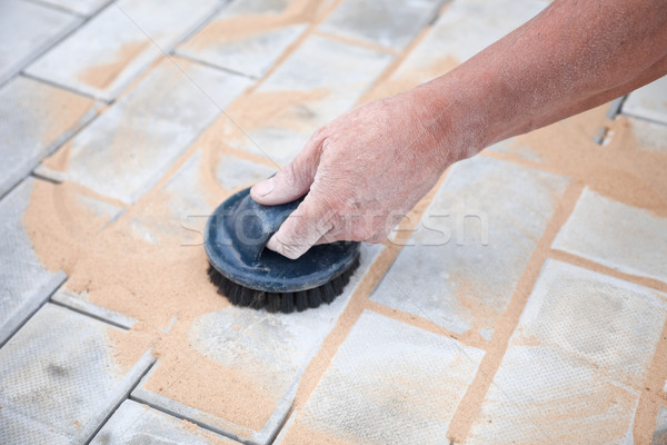 Instalare cărămidă nisip mână rutier Imagine de stoc © pzaxe