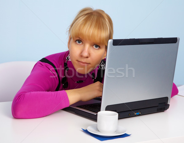Dano fechar monitor de computador mulher trabalhando Foto stock © pzaxe