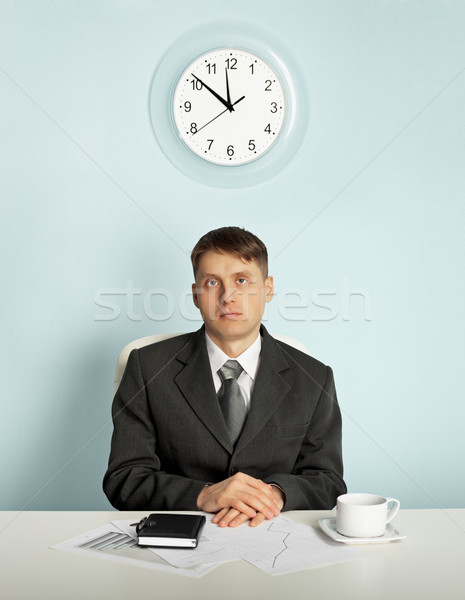 Empresário espera escritório local de trabalho sessão homem Foto stock © pzaxe