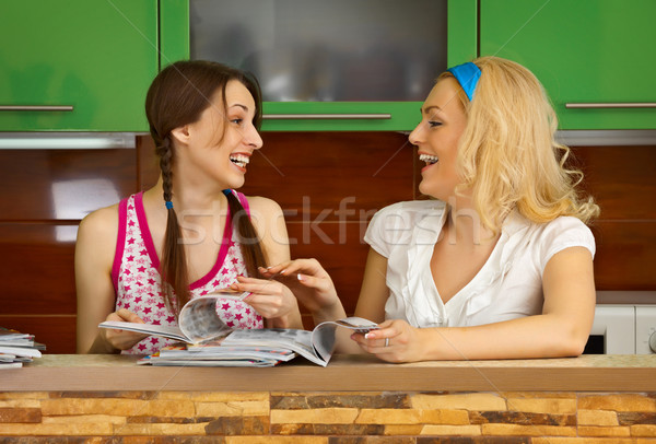 Foto stock: Dois · revistas · cozinha · folha · mulher