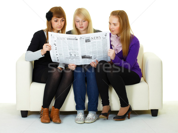 Jong meisje lezing krant vergadering bank papier Stockfoto © pzaxe