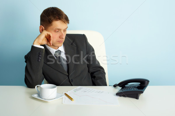 Zakenman wachten telefoongesprek nadenkend man kantoor Stockfoto © pzaxe