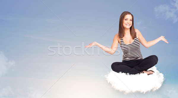 Stockfoto: Jonge · vrouw · vergadering · wolk · exemplaar · ruimte · mooie · meisje