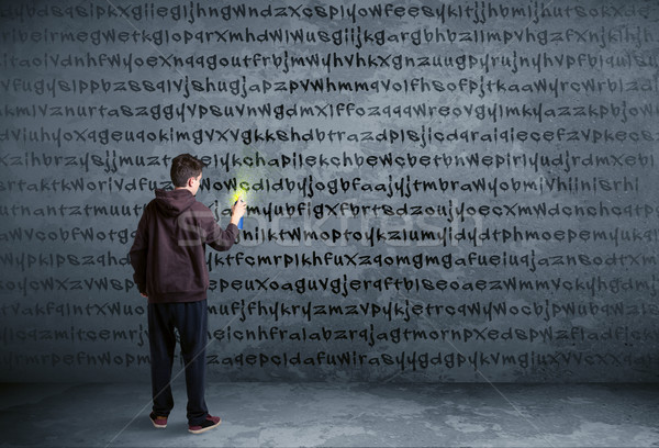 Jungen städtischen Maler Zeichnung zufällig Briefe Stock foto © ra2studio