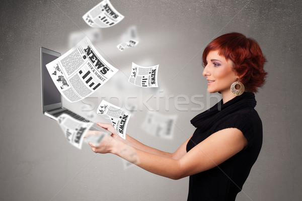 Foto stock: Casual · bastante · mulher · jovem · caderno · leitura · explosivo