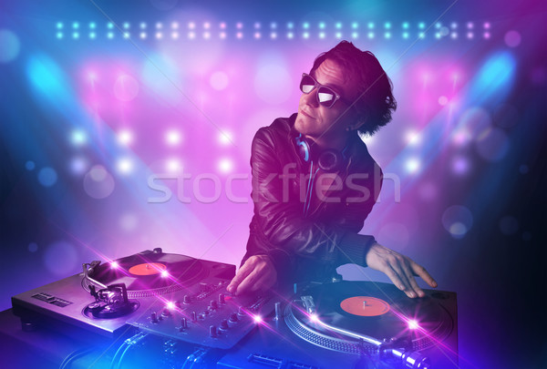 Discotecário música toca-discos etapa luzes jovem Foto stock © ra2studio