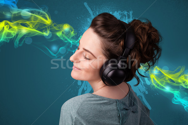 Jonge vrouw luisteren naar muziek hoofdtelefoon mooie rook Stockfoto © ra2studio