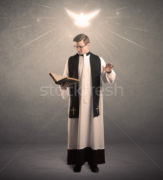 Tineri preot binecuvantare lectură rugăciune Imagine de stoc © ra2studio