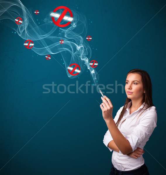 [[stock_photo]]: Jeune · femme · fumer · dangereux · cigarette · signes
