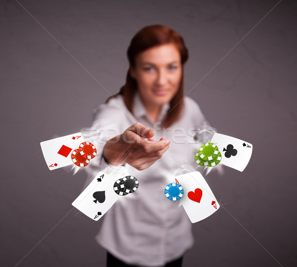 Foto stock: Mulher · jovem · jogar · pôquer · cartões · batatas · fritas · bastante