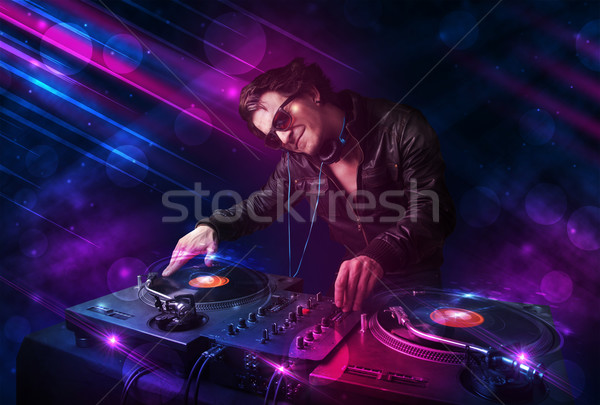 Foto stock: Jovem · jogar · toca-discos · cor · efeitos · de · luz · atraente