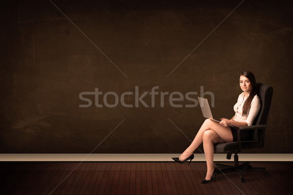 Mujer de negocios alto tecnología portátil marrón Foto stock © ra2studio