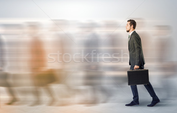 Om de afaceri mers aglomerat stradă tineri servietă Imagine de stoc © ra2studio
