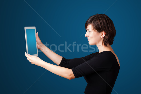 Foto stock: Mulher · jovem · olhando · moderno · comprimido · jovem · mulher · de · negócios