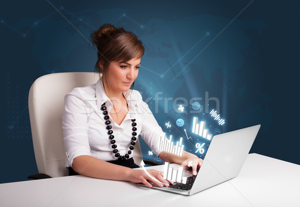 Mujer bonita sesión escritorio escribiendo portátil diagramas Foto stock © ra2studio