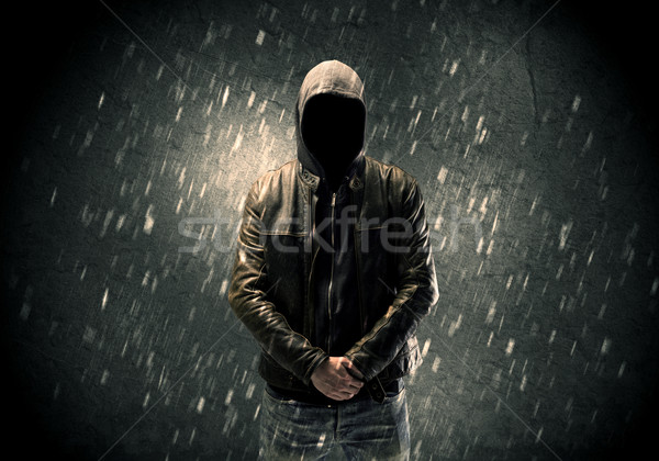 Necunoscut în picioare întuneric om vizibil Imagine de stoc © ra2studio