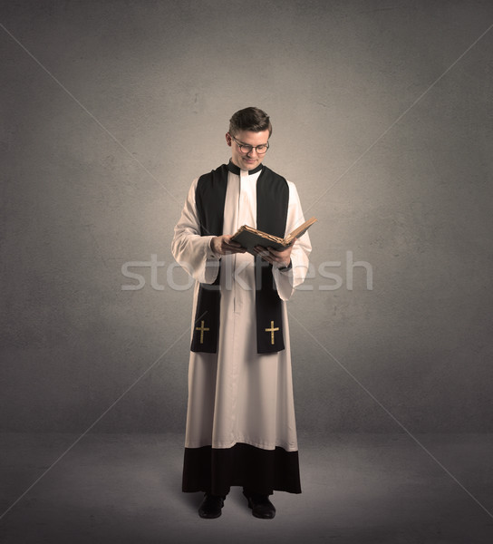 Priester zegen jonge hand licht kruis Stockfoto © ra2studio