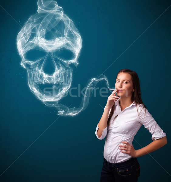 Mulher jovem fumador perigoso cigarro tóxico crânio Foto stock © ra2studio