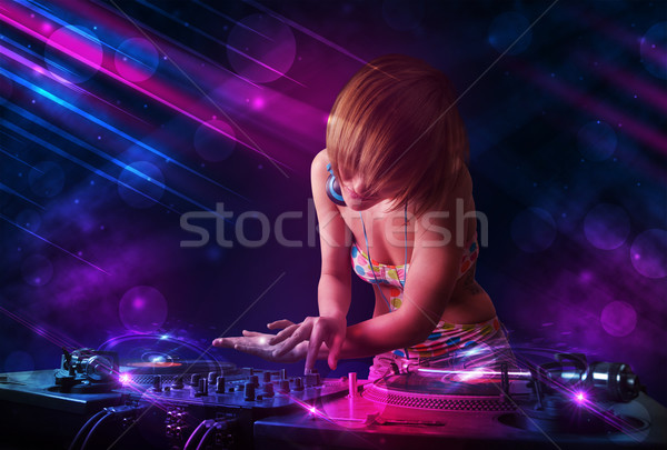 Jonge spelen draaitafels kleur lichteffecten mooie Stockfoto © ra2studio