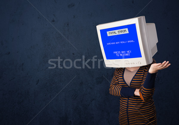 Persoană monitoriza cap eroare albastru ecran Imagine de stoc © ra2studio