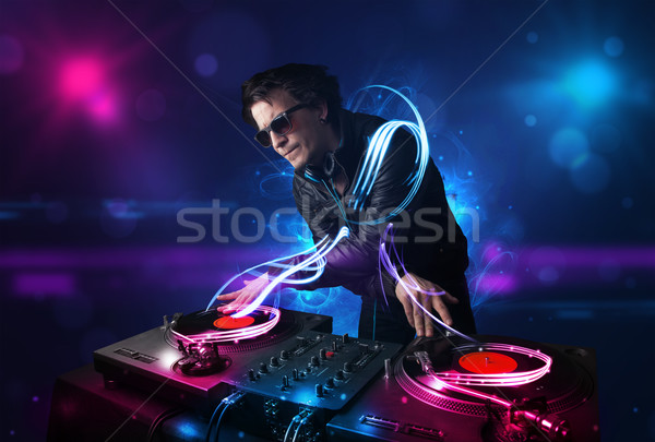 Foto stock: Disc · jockey · jugando · música · efectos · de · luz · luces · jóvenes