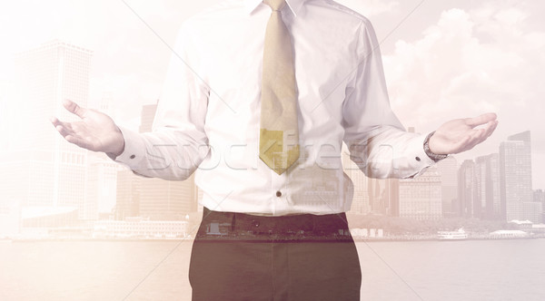 Stockfoto: Zakenman · permanente · stadsgezicht · warm · licht · business