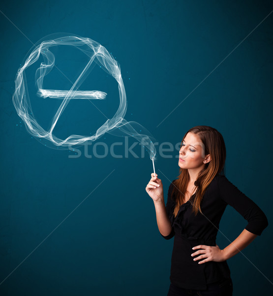 Foto stock: Jovem · senhora · fumador · insalubre · cigarro